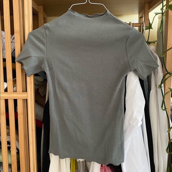 ❌SOLD❌ Kindly the label t-shirt - Picture 1 of 2